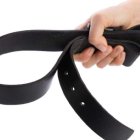 El castigo con cinturón a los hijos ha sido común en todo el mundo. Pero esta vez, los azotes fueron para un menor