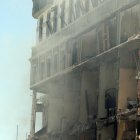 Fotografía de la zona donde se registro una explosión hoy, en La Habana (Cuba). Las autoridades de Cuba señalaron que la cifra preliminar de víctimas tras la explosión registrada este viernes en el hotel Saratoga de La Habana es de al menos ocho fallecidos, 13 personas desaparecidas y una treintena de hospitalizados. EFE/ Ernesto Mastrascusa