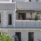 El edificio de cuatro plantas siniestrado fue evacuado luego de la explosión. Dos hombres murieron en el percance.