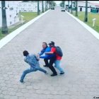 Un video que circuló en Twitter dio a conocer lo sucedido en Durán: dos hombres le quitaron el arma de dotación a un guardia del cementerio.