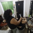 A pesar del asombro por el nuevo oficio de su hija, Jenny le sigue mostrando cariño.