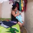 Jenny Chálen abraza la cobija con la que se abriga su hija. Su ropa está en el lugar donde la dejó