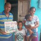En la foto aparece Víctor con su hija y nietos, quienes celebraron su premio.