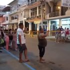 Dos nuevas muertes violentas se registraron en Esmeraldas la tarde y noche de este sábado 7 de mayo de 2022, en pleno estado de excepción. 
La primera fue la del joven empresario Álex Veira Cheme, de 34 años, propietario de la boutique Ellos y Ellas, ubicada en las calles Sucre y Manuela Cañizares, a pocas cuadras de la Gobernación de Esmeraldas. 
Según datos de la policía, una persona afrodescendiente habría ingresado hasta el local a eso de las 17:30 y le propinó varios impactos de bala.
Hasta el momento se desconoce las causas del atentado, pero se informó que Veira habría tenido amenazas luego del asalto que sufrió el 11 de enero del 2022. 
“Tiene algunos impactos de bala, presumimos que el asesinato se cometió con una pistola 9 milímetros. Solo una persona entra en el local y le propina varios disparos”, confirmó el mayor Santiago Viteri, encargado del operativo. 
La otra muerte violenta ocurrió en el sector Santas Vainas, donde a eso de las 19:00 un padre de familia perdió la vida al tratar de reclamar a delincuentes que estaban asaltando a su hija. Los antisociales no repararon ni un instante en el daño y le dispararon cruelmente.