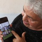 Colombina mira una foto en la que posó junto a cuatro de sus 'hijitos'. Ellos son los más chiquitos.