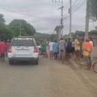 No eran camaretas o juegos pirotécnicos en homenaje al Día de la Madre. En realidad era una ráfaga de tiros descargada por sicarios en moto.

Eso de las 14h30, de este domingo 7 de mayo, varios motorizados llegaron a la calle Medardo Cevallos, en el barrio El Florón, jurisdicción de Portoviejo, provincia de Manabí.

Según los testigos, los tiros fueron dirigidos a un grupo de personas que se hallaban fuera de una vivienda. Al menos 4 personas habrían sido impactadas.


 En pleno Día de la Madre la bala zumbó en un populoso barrio de la capital manabita.