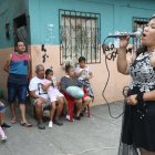 Julieta González disfrutó de la serenata que le llevaron sus hijos. Hasta sus vecinos se unieron al agasajo.