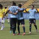 Lisandro Alzugaray (c) fue la figura del Trencito al marcar un doblete en la victoria sobre Gualaceo.