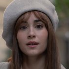 Aitana interpreta a una joven pianista que se prepara para una audición y su vecino no la deja.