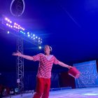 Está a cargo del espectáculo sobre hielo. Pese a su edad, es un líder.