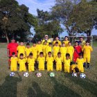 David Bravo, con varios de los chicos de la escuela de fútbol.