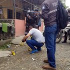 La Policía revisó todo el perímetro de la casa para buscar indicios que ayuden a la investigación.