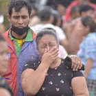 Familiares de los reos estaban desconsolados por la matanza.