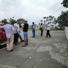 Familiares del joven fallecido esperaban esta tarde fuera de la morgue para retirar su cuerpo y velarlo.