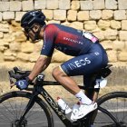 Richard Carapaz estrenó bicicleta en la primera etapa de montaña de la Corsa Rosa.