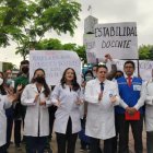 Cerca de 500 maestros fueron desvinculados por déficit presupuestario. Los perjudicados realizaron un plantón.