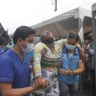 La señora, quien además está embarazada, debió recibir asistencia de los paramédicos tras conocer que a su esposo lo habían decapitado.