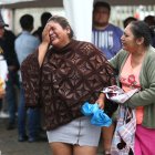 Familiares de reos fallecidos en la cárcel Bellavista se lamentan hoy en Santo Domingo de los Tsáchilas (Ecuador). La crisis carcelaria de Ecuador vivió este lunes un nuevo baño de sangre donde fueron masacrados y asesinados al menos 44 presos en la prisión de Santo Domingo de los Tsáchilas, con lo que superó los 400 reclusos reclusos fallecidos en enfrentamientos entre bandas rivales en poco más de dos años. EFE/José Jácome