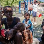 Retrato de una mujer con su hijo en brazos que asegura esperar a que retorne la paz para regresar a su hogar, durante una entrevista con Efe, hoy, en Puerto Príncipe (Haití). La guerra entre bandas en el área metropolitana de Puerto Príncipe ha obligado a miles de haitianos a huir a zonas más seguras, pero su llegada está generando recelo en los lugares de acogida, donde algunos son rechazados por el temor a que haya bandidos entre los desplazados. Los enfrentamientos entre las pandillas 400 Mawozo y Chen Mechan, que se desataron el pasado 24 de abril, han obligado a por lo menos 9.000 personas a abandonar sus domicilios en las últimas semanas, según el último balance de Naciones Unidas, divulgado la semana pasada. EFE/ Johnson Sabin