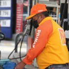 El precio de la gasolina súper pone a la expectativa a conductores.
