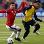 Byron Castillo (d) jugó su segundo partido con la Tricolor, en eliminatorias, precisamente ante Chile.