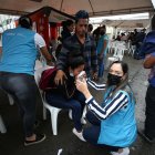 Familiares de reos fallecidos en la cárcel Bellavista se lamentan hoy en las afueras de la morgue de Santo Domingo de los Tsáchilas (Ecuador). La crisis carcelaria de Ecuador vivió este lunes un nuevo baño de sangre donde fueron masacrados y asesinados al menos 44 presos en la prisión de Santo Domingo de los Tsáchilas, con lo que superó los 400 reclusos reclusos fallecidos en enfrentamientos entre bandas rivales en poco más de dos años. EFE/José Jácome