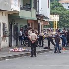 Gendarmes rodean el cuerpo sin vida de alias 'Oreja'.