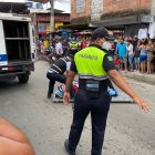 Agentes de tránsito en acción, luego del accidente en el que murió un joven motociclista.