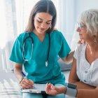 La enfermería es considerada un pilar para el cuidado de la población adulta.