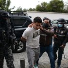 Fabricio Poveda (camiseta blanca) sería el mentalizador del secuestro, según la Policía. Fue aprehendido en el norte de la capital.