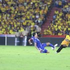 Sebastián Rodríguez (azul), de Emelec, recibió una tarjeta amarilla, luego de una jugada peligrosa ante Adonis Preciado de Barcelona.