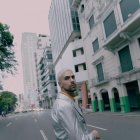 Johann es un cantante y actor ecuatoriano bilingüe.