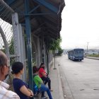los usuarios ven pasar los articulados, mientras esperan por los buses abastecedores que los ingresen a la terminal de Metrobastión.