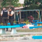 Agentes de la Policía junto al cadáver de Israel Alexander Vizuete Quiñónez, de 23 años.