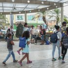 Venezolanos en Huaquillas. A diario familias venezolanas cruzan la frontera entre Ecuador y Perú