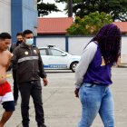 Tres personas fueron detenidas por supuestos delitos de estafa y extorsión. Entre los detenidos están dos ecuatorianos y un extranjero.