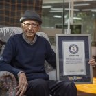 Walter Orthmann, de 100 años, posa junto a su certificado de récord Guinness por la carrera profesional más larga en la misma empresa, el 12 de mayo de 2022 en Brusque, estado de Santa Catarina (Brasil). Orthmann tenía sólo 15 años cuando empezó a trabajar como ayudante de envíos en Industrias Renaux S.A, una empresa textil del estado de Santa Catarina, ahora conocida como RenauxView. Hoy, tras ganar el récord Guinness por la carrera profesional más larga en la misma empresa, confiesa que una de las claves de su perdurabilidad laboral es estar atento a los nuevos desarrollos y adaptarse a ellos. EFE/Flavio Tin