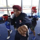 Un accidente con un taco de dinamita lo dejó sin los dedos de su mano derecha. A pesar de aquello, no se alejó de su mayor pasión: el boxeo, y se convirtió en entrenador de futuras promesas nacionales.