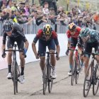 Richard Carapaz (centro) le puso todo en el remate final de la novena etapa.