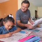 Milton Aguirre y su nieta Alejandra, de seis años, disfrutan de nuestros contenidos. Ellos viven en Riobamba.