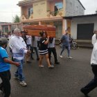 Familiares de Aldo Piedrahita quisieron mostrar su cariño cargando el féretro. Eran hombres y mujeres los que rogaban por llevarlo hasta el cementerio.