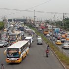 La protesta fue disipada por la policía, sin embargo, debido a los restos de llantas quemadas en la vía, el tráfico vehicular sigue.
