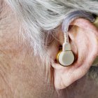 Los audífinos son esenciales para tener una vida más llevadera en caso de discapacidad auditiva.