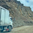 Un camión atraviesa la vía por el sector donde hasta el domingo 15 de mayo estaba interrumpida.