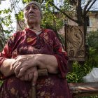Una de las habitantes de Vil'khivka, situada en los alrededores de Járkov, posa para el fotógrafo el pasado 14 de mayo. En los alrededores de Járkov están recientes las huellas del paso de los rusos, que al menos por el momento parecen haber renunciado a tomar la segunda ciudad más grande de Rusia tras semanas de incesantes bombardeos. Se retiran dejando un escenario de pueblos y barrios sin gas ni luz, con escuelas y casas destruidas y con granadas aún en las calles sin explotar. EFE/Esteban Biba