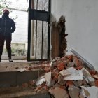 Parte de una pared fue derrocada y por ese hueco cometieron el delito.