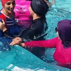 En la ciudad francesa ya se usan estos trajes especiales en las albercas.