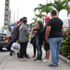 Familiares de  Édgar Moreira Plaza llegaron hasta el Laboratorio de Criminalística para retirar su cadáver.