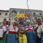 El mural busca rendir homenaje a las mujeres bordadoras de la comuna quiteña Llano Grande.