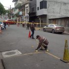 Agentes de Criminalística recogen evidencias del crimen que ha conmocionado a Mapasingue Este.